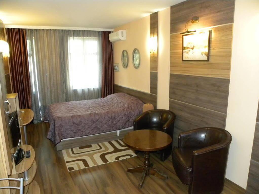 Three Dolphins Hotel With Rooftop Terracе Варна Екстер'єр фото